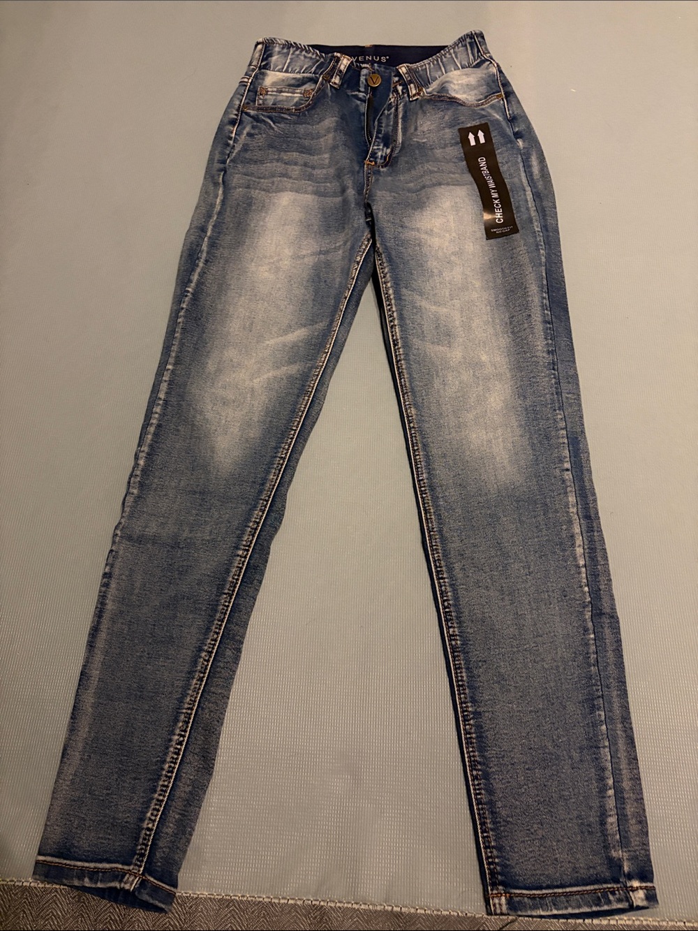 VENUS Skinny Jeans in Faded Blue Wash
